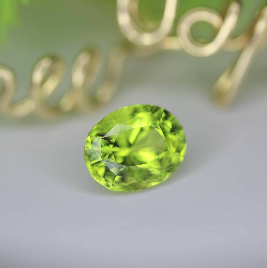 【SOLD OUT】季節外れに新芽がひょっこり✨🌱✨新緑グリーンが眩しいパキスタン産ペリドット✨両面変則キューブ0.858ct.