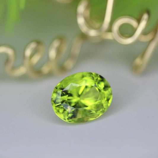 【SOLD OUT】季節外れに新芽がひょっこり✨🌱✨新緑グリーンが眩しいパキスタン産ペリドット✨両面変則キューブ0.858ct.