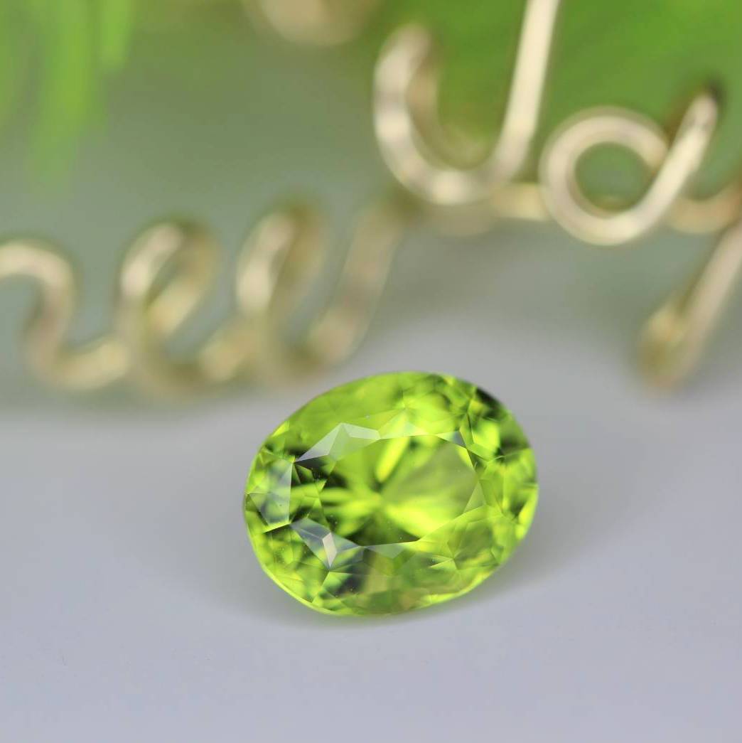 【SOLD OUT】季節外れに新芽がひょっこり✨🌱✨新緑グリーンが眩しいパキスタン産ペリドット✨両面変則キューブ0.858ct.