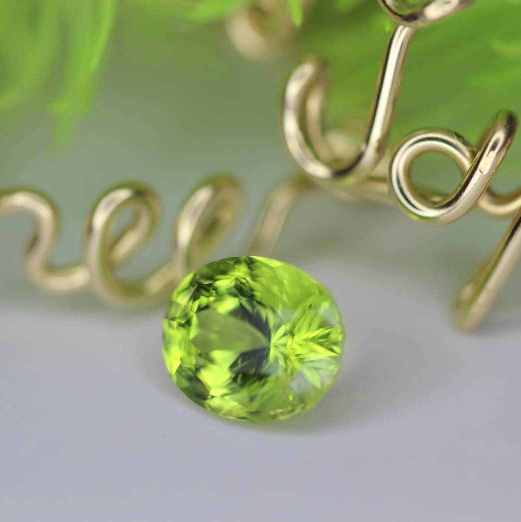 【SOLD OUT】季節外れに新芽がひょっこり✨🌱✨新緑グリーンが眩しいパキスタン産ペリドット✨両面変則キューブ0.858ct.