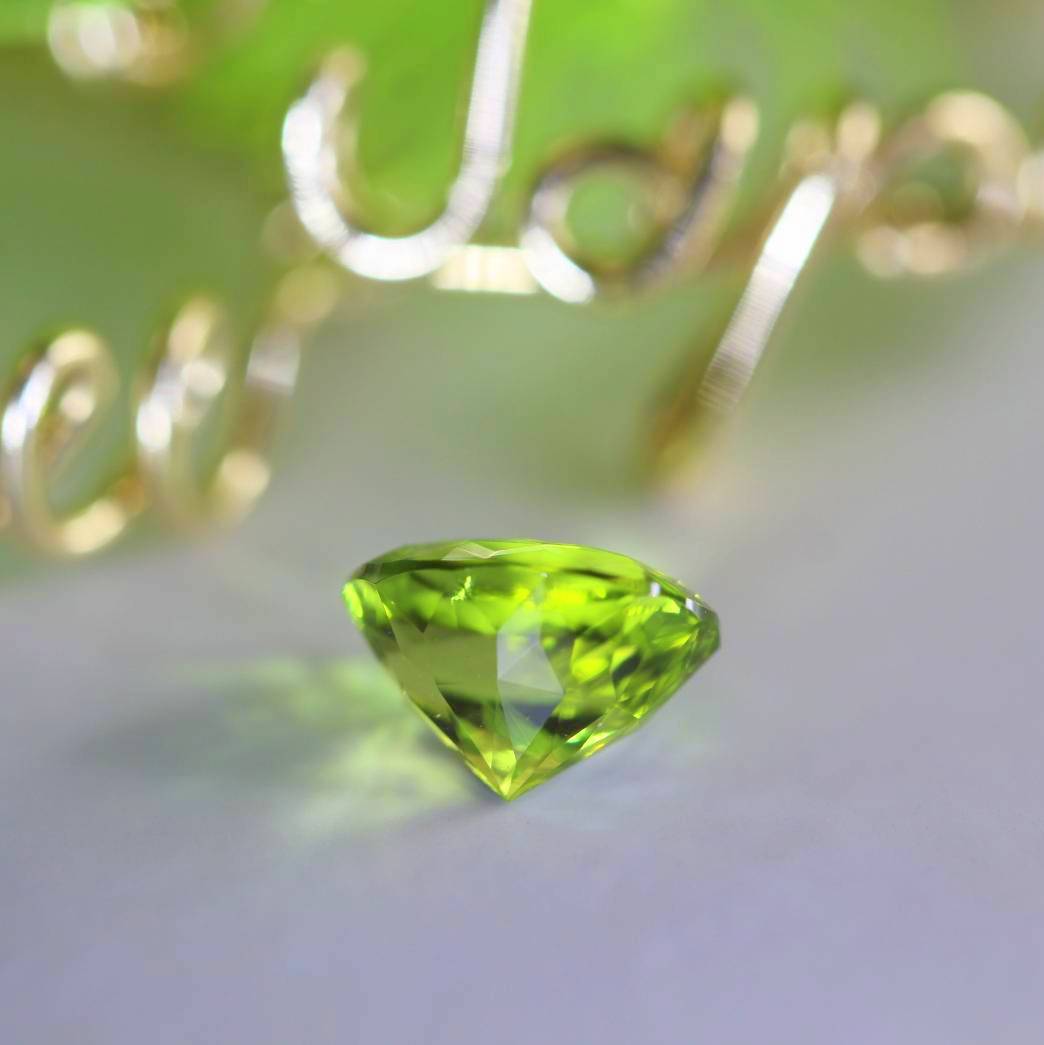 【SOLD OUT】季節外れに新芽がひょっこり✨🌱✨新緑グリーンが眩しいパキスタン産ペリドット✨両面変則キューブ0.858ct.