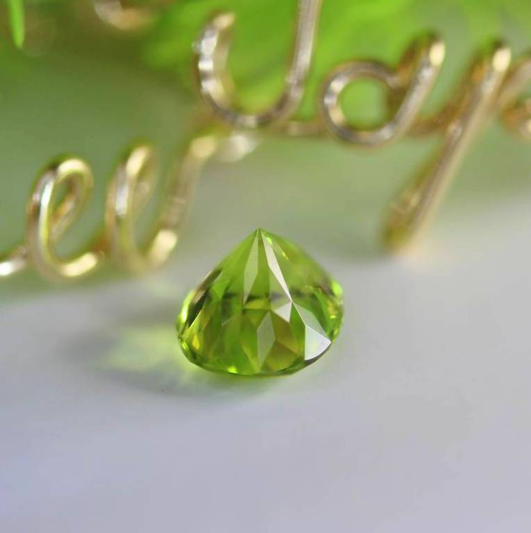 【SOLD OUT】季節外れに新芽がひょっこり✨🌱✨新緑グリーンが眩しいパキスタン産ペリドット✨両面変則キューブ0.858ct.