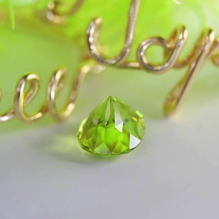 【SOLD OUT】季節外れに新芽がひょっこり✨🌱✨新緑グリーンが眩しいパキスタン産ペリドット✨両面変則キューブ0.858ct.