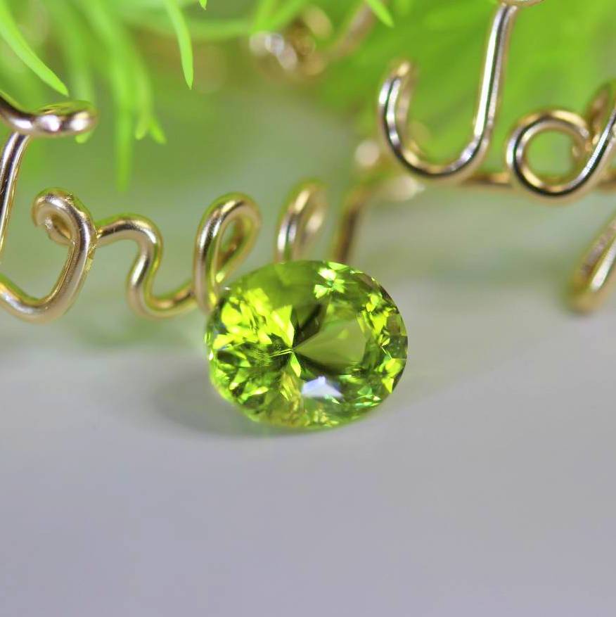 【SOLD OUT】季節外れに新芽がひょっこり✨🌱✨新緑グリーンが眩しいパキスタン産ペリドット✨両面変則キューブ0.858ct.