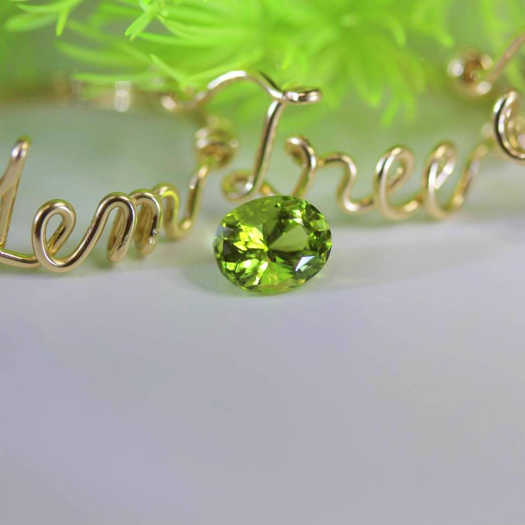 【SOLD OUT】季節外れに新芽がひょっこり✨🌱✨新緑グリーンが眩しいパキスタン産ペリドット✨両面変則キューブ0.858ct.