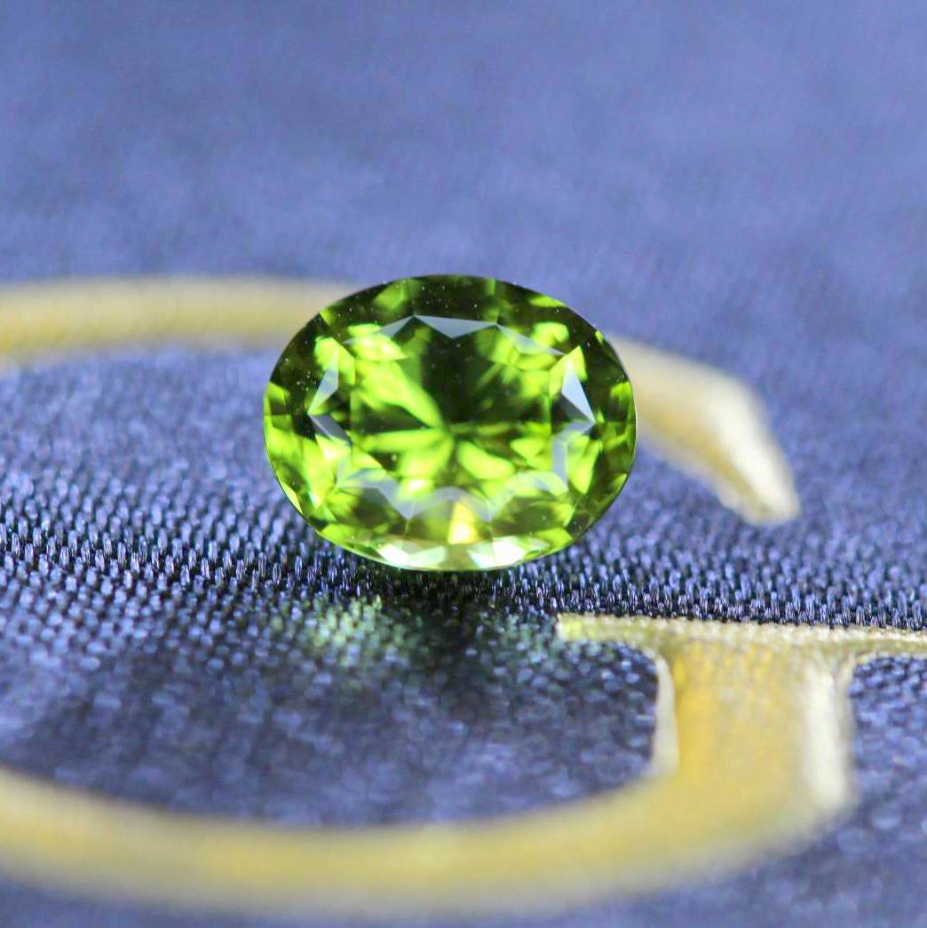 【SOLD OUT】季節外れに新芽がひょっこり✨🌱✨新緑グリーンが眩しいパキスタン産ペリドット✨両面変則キューブ0.858ct.
