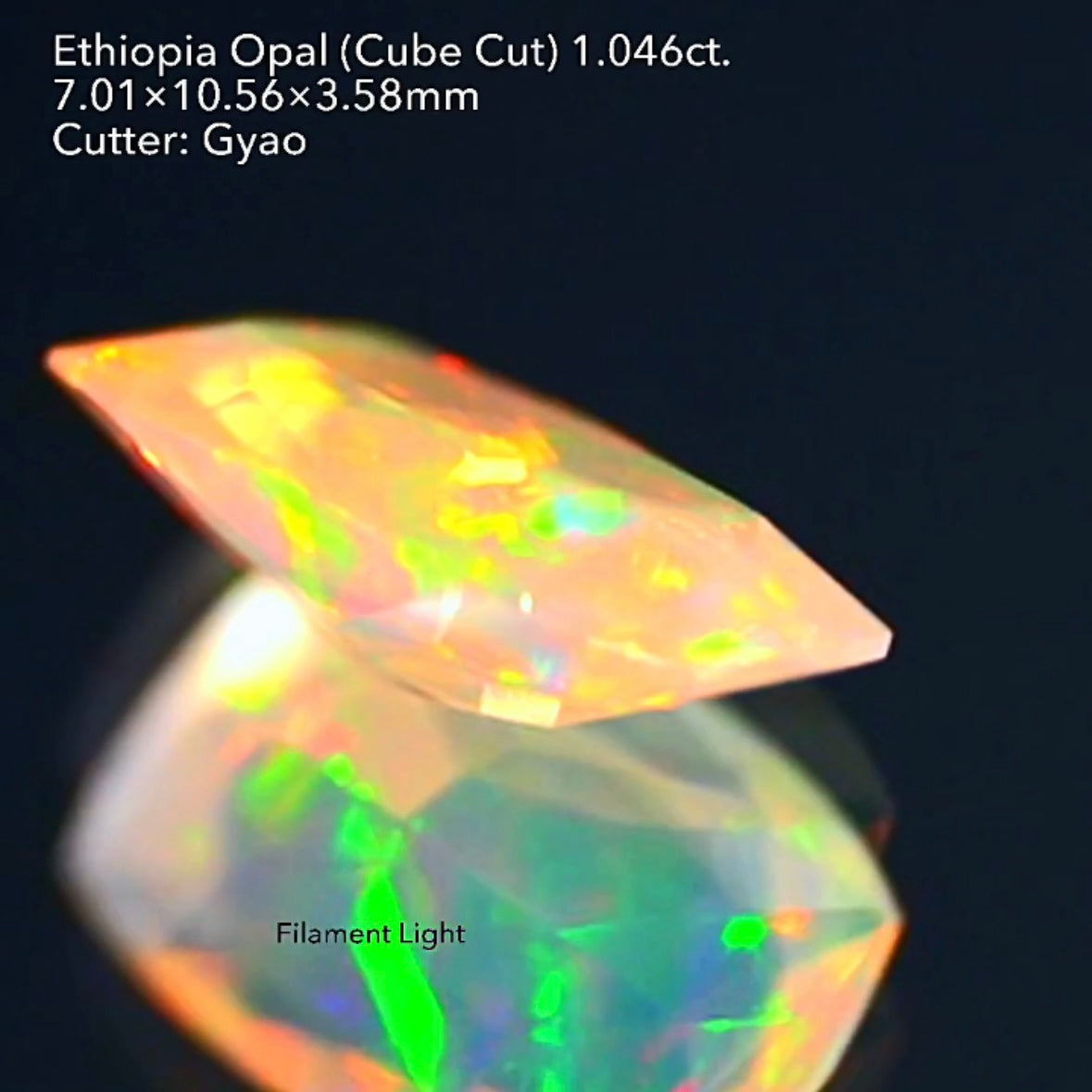 LEDライトでさらにカラフルに🎨🔦全面に遊色が踊る💃エチオピアオパール 1.046ct 変則キューブカット