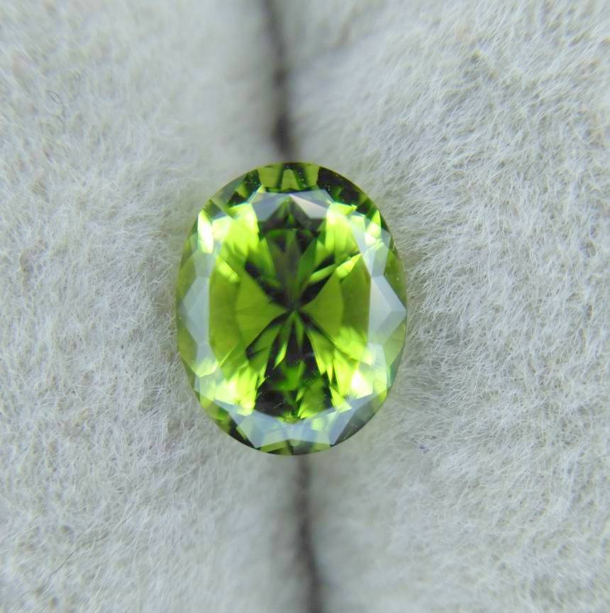 【SOLD OUT】季節外れに新芽がひょっこり✨🌱✨新緑グリーンが眩しいパキスタン産ペリドット✨両面変則キューブ0.858ct.