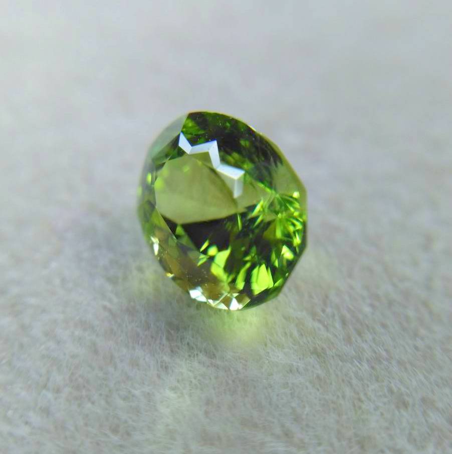 【SOLD OUT】季節外れに新芽がひょっこり✨🌱✨新緑グリーンが眩しいパキスタン産ペリドット✨両面変則キューブ0.858ct.