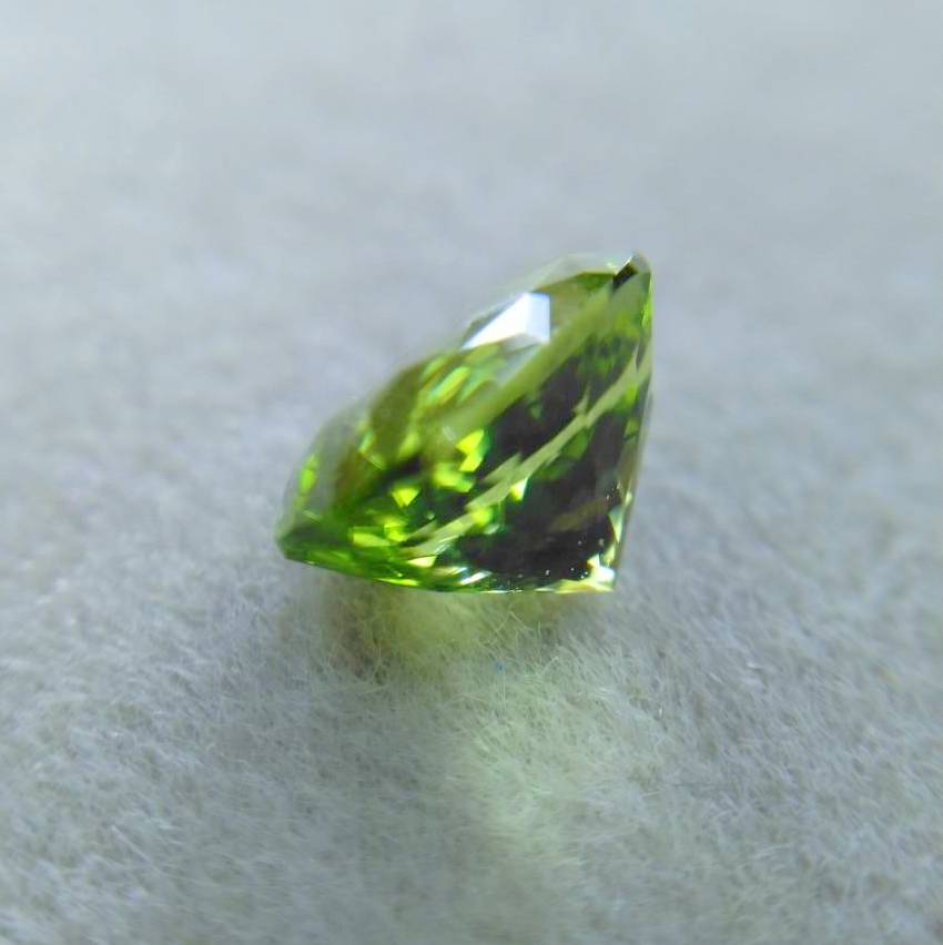 【SOLD OUT】季節外れに新芽がひょっこり✨🌱✨新緑グリーンが眩しいパキスタン産ペリドット✨両面変則キューブ0.858ct.