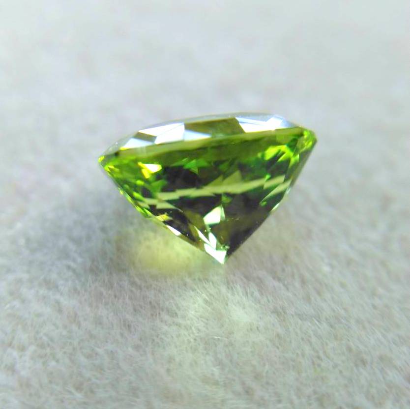 【SOLD OUT】季節外れに新芽がひょっこり✨🌱✨新緑グリーンが眩しいパキスタン産ペリドット✨両面変則キューブ0.858ct.