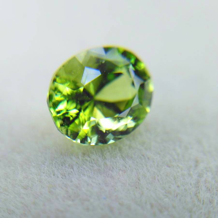 【SOLD OUT】季節外れに新芽がひょっこり✨🌱✨新緑グリーンが眩しいパキスタン産ペリドット✨両面変則キューブ0.858ct.