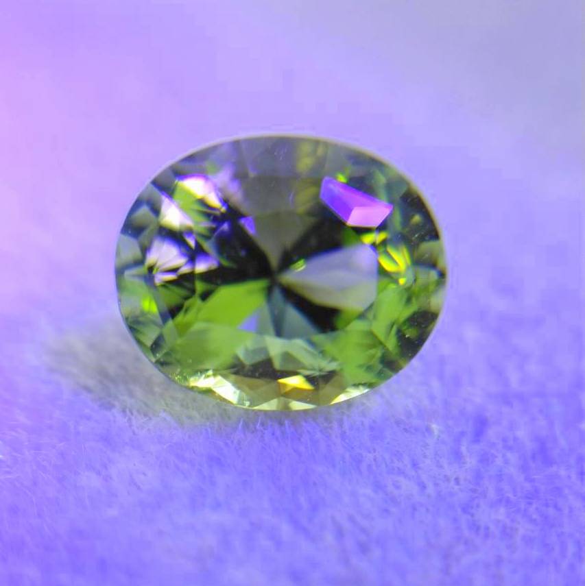 【SOLD OUT】季節外れに新芽がひょっこり✨🌱✨新緑グリーンが眩しいパキスタン産ペリドット✨両面変則キューブ0.858ct.