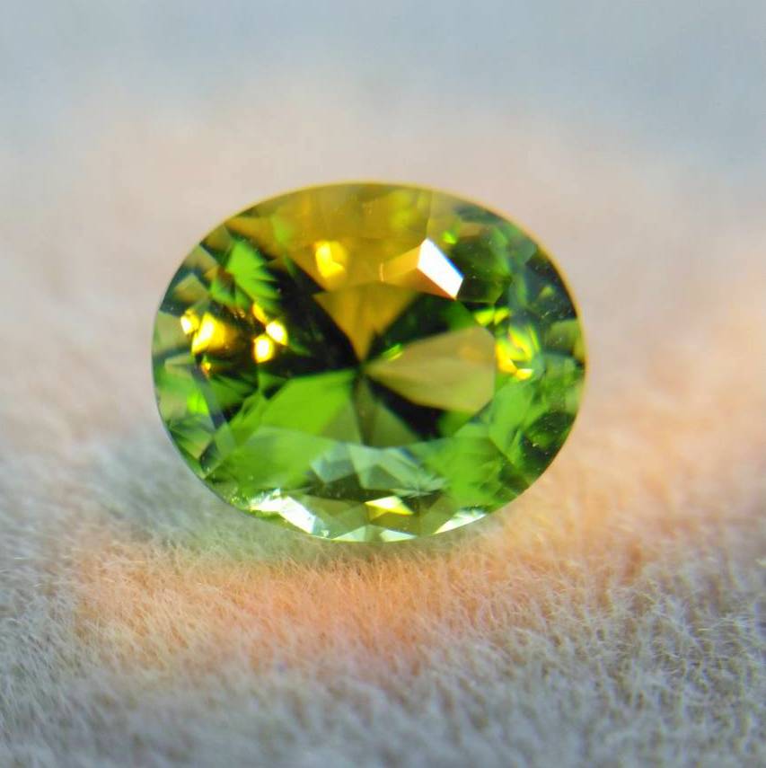 【SOLD OUT】季節外れに新芽がひょっこり✨🌱✨新緑グリーンが眩しいパキスタン産ペリドット✨両面変則キューブ0.858ct.