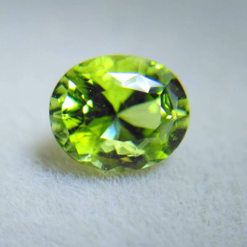 【SOLD OUT】季節外れに新芽がひょっこり✨🌱✨新緑グリーンが眩しいパキスタン産ペリドット✨両面変則キューブ0.858ct.