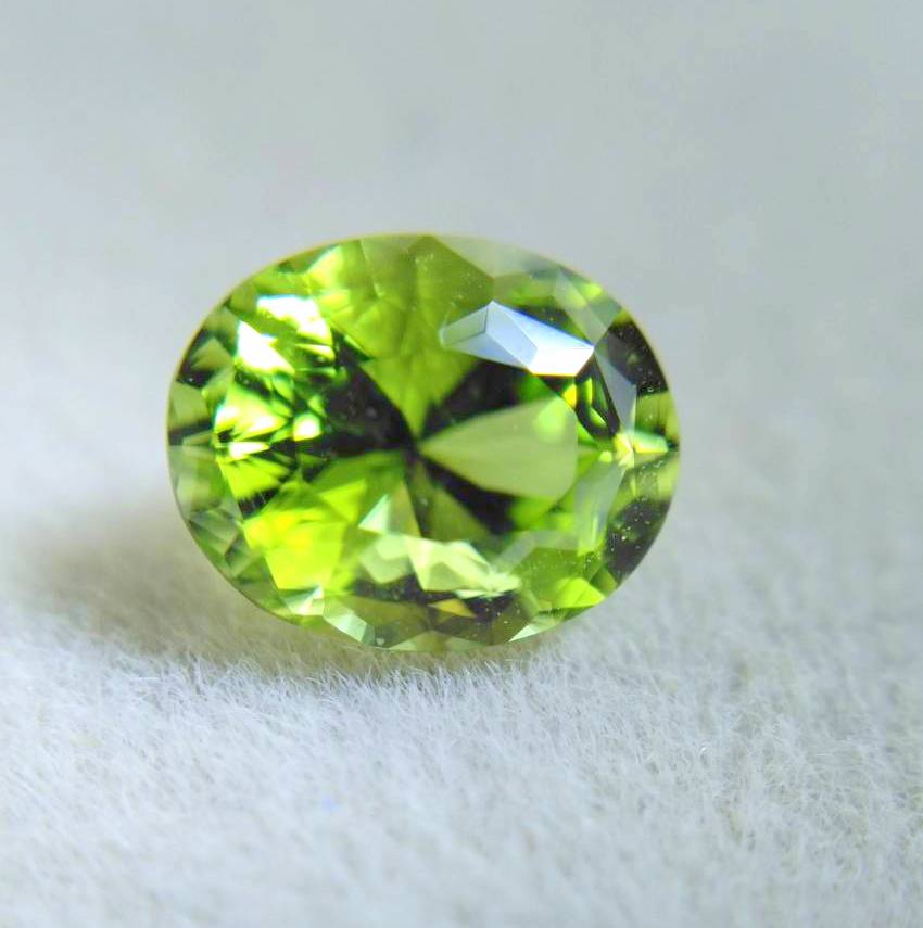 【SOLD OUT】季節外れに新芽がひょっこり✨🌱✨新緑グリーンが眩しいパキスタン産ペリドット✨両面変則キューブ0.858ct.