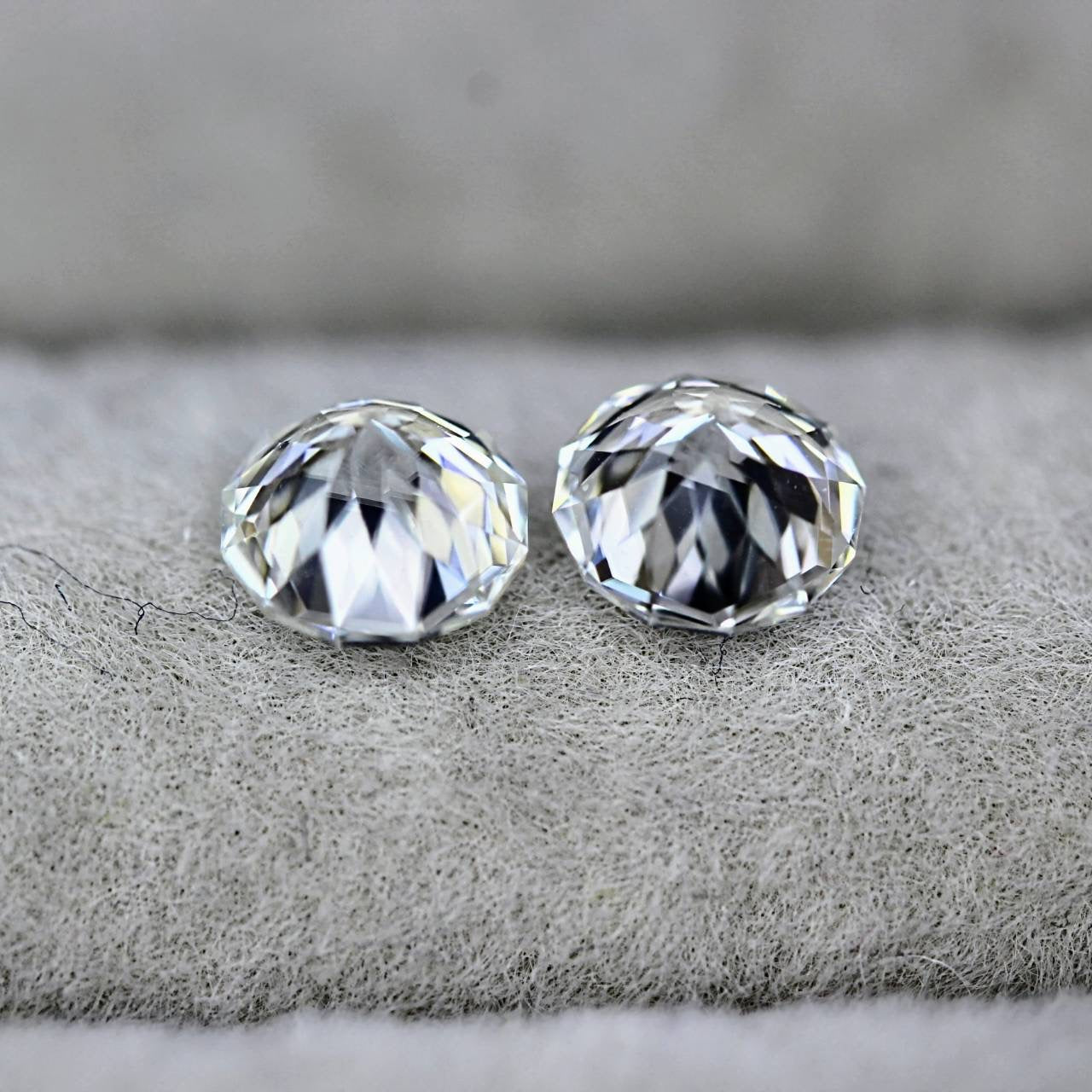 さてさて😁ジルコンはどこに隠れているのかな❔🧐ZBカットのカラーレスジルコン✨0.73ct & 0.73ct