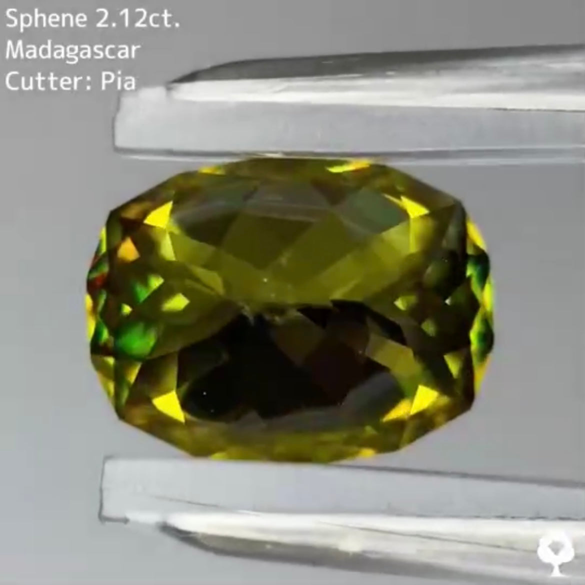 シャープなクッションに仕上げられたグリニッシュゴールド★スフェーン 2.12ct