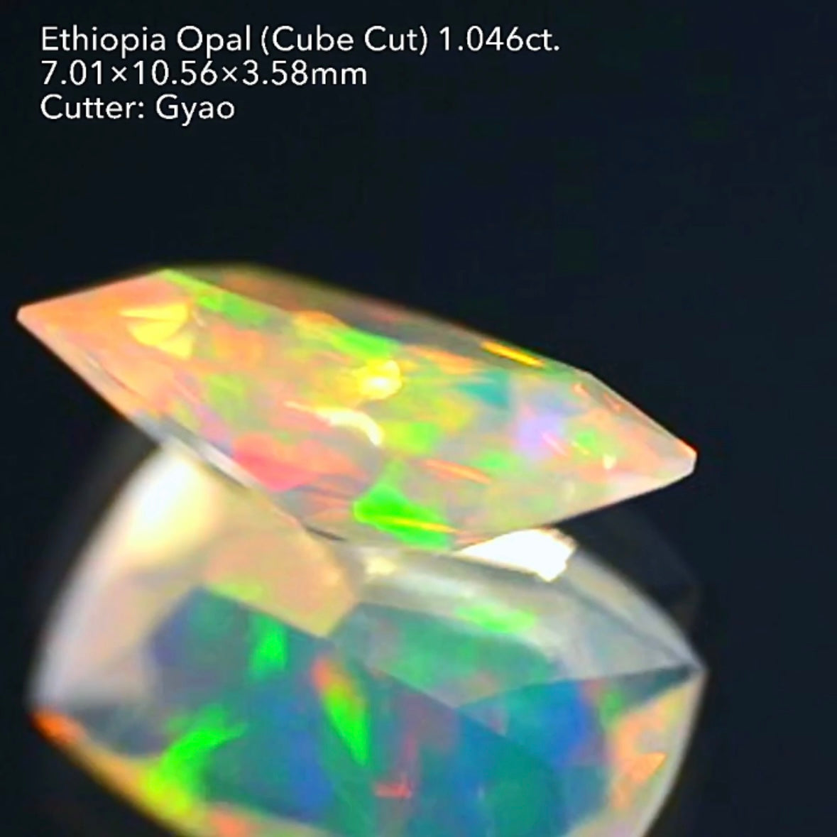 LEDライトでさらにカラフルに🎨🔦全面に遊色が踊る💃エチオピアオパール 1.046ct 変則キューブカット