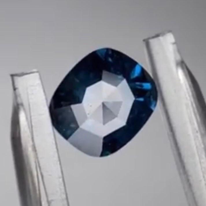 【SOLDOUT】激レア❗️新カット「スパイダーマンカット」を施したコバルトガーノスピネル0.600ct