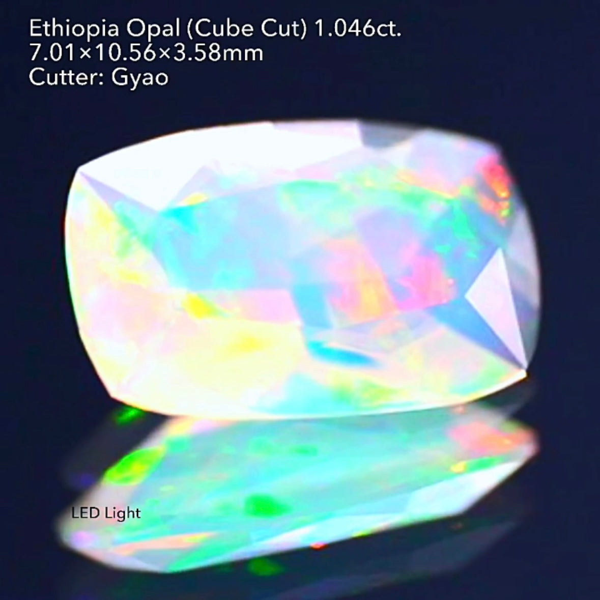 LEDライトでさらにカラフルに🎨🔦全面に遊色が踊る💃エチオピアオパール 1.046ct 変則キューブカット