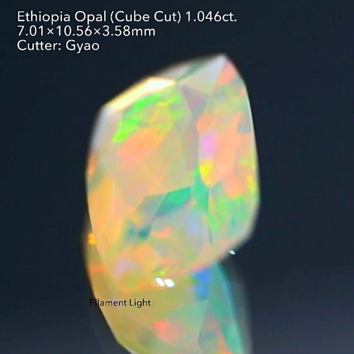 LEDライトでさらにカラフルに🎨🔦全面に遊色が踊る💃エチオピアオパール 1.046ct 変則キューブカット