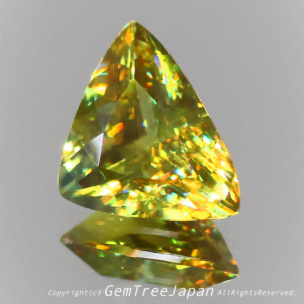 アディダス監督が力尽きた先端部分💎マダガスカル産スフェーン0.90ct(レイちゃん作品)✨もともとは「8.24ctのペラペラのペアシェイプ」から2個にちょん切って生まれ変わった逸品👏夏休み期間中だけの特別な価格➕特別な“2個セット価格”も同時にご紹介です