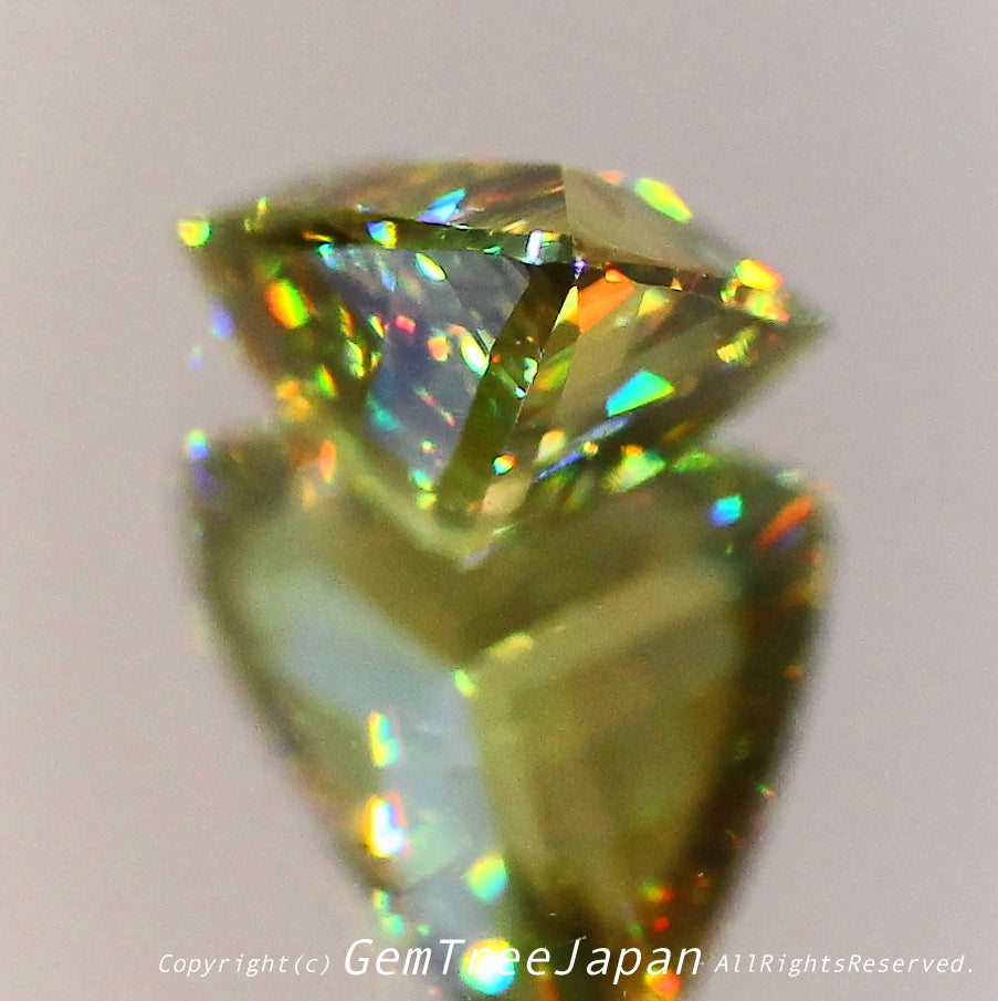 アディダス監督が力尽きた先端部分💎マダガスカル産スフェーン0.90ct(レイちゃん作品)✨もともとは「8.24ctのペラペラのペアシェイプ」から2個にちょん切って生まれ変わった逸品👏夏休み期間中だけの特別な価格➕特別な“2個セット価格”も同時にご紹介です