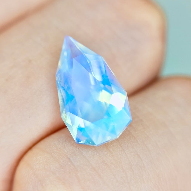 レインボー&ブルーのハーフシラー✨❤︎✨柔らかい雰囲気にバシッと決まる魅力に目が離せない♬ムーンストーン1.796ct★ピアッちゃん作品