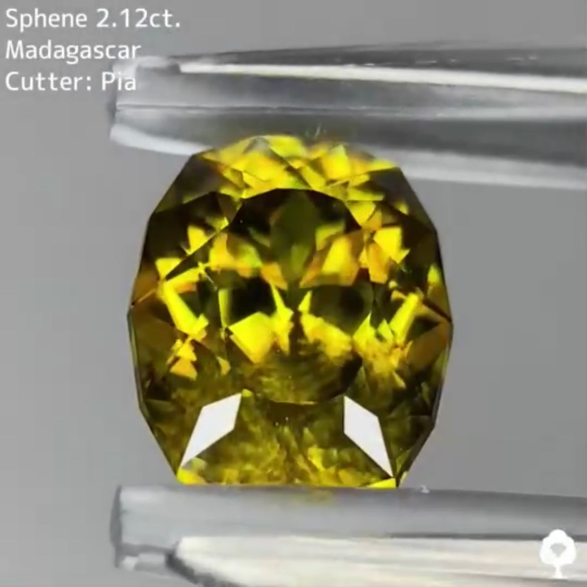 シャープなクッションに仕上げられたグリニッシュゴールド★スフェーン 2.12ct