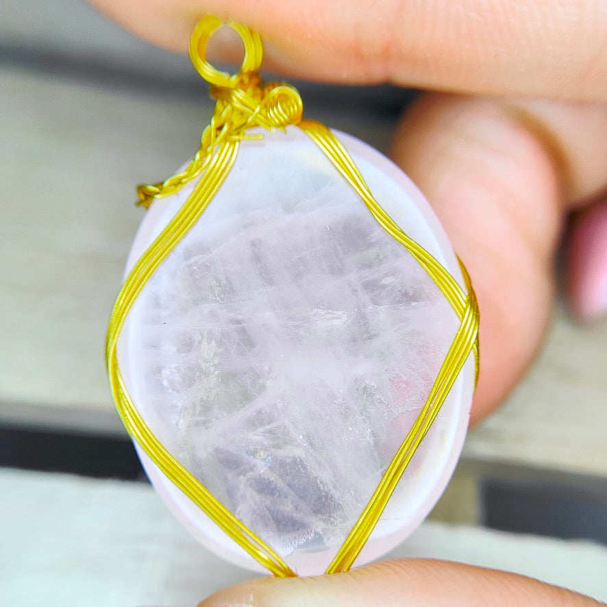 シンプルながらチェーンがアクセントのシンプル巻き✨【ねこ石さん🐈ワイヤー巻き作品①】ローズクオーツ 32.67ct