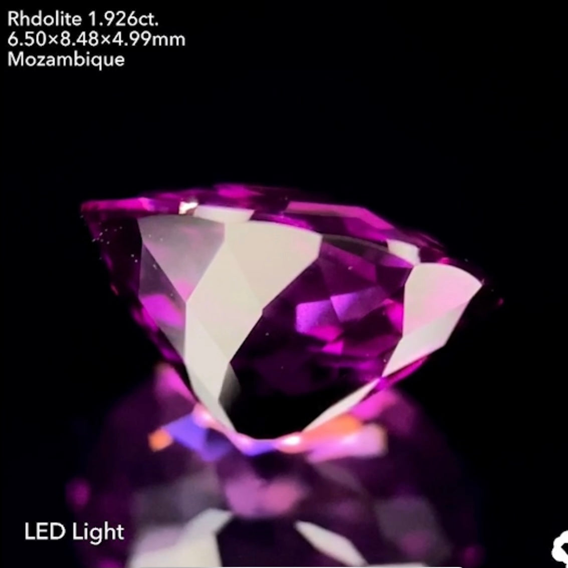 流れるキューブの煌めきが美しすぎる!テリツヤ抜群美色ロードライトガーネット1.926ct💜ゲオちゃん作品