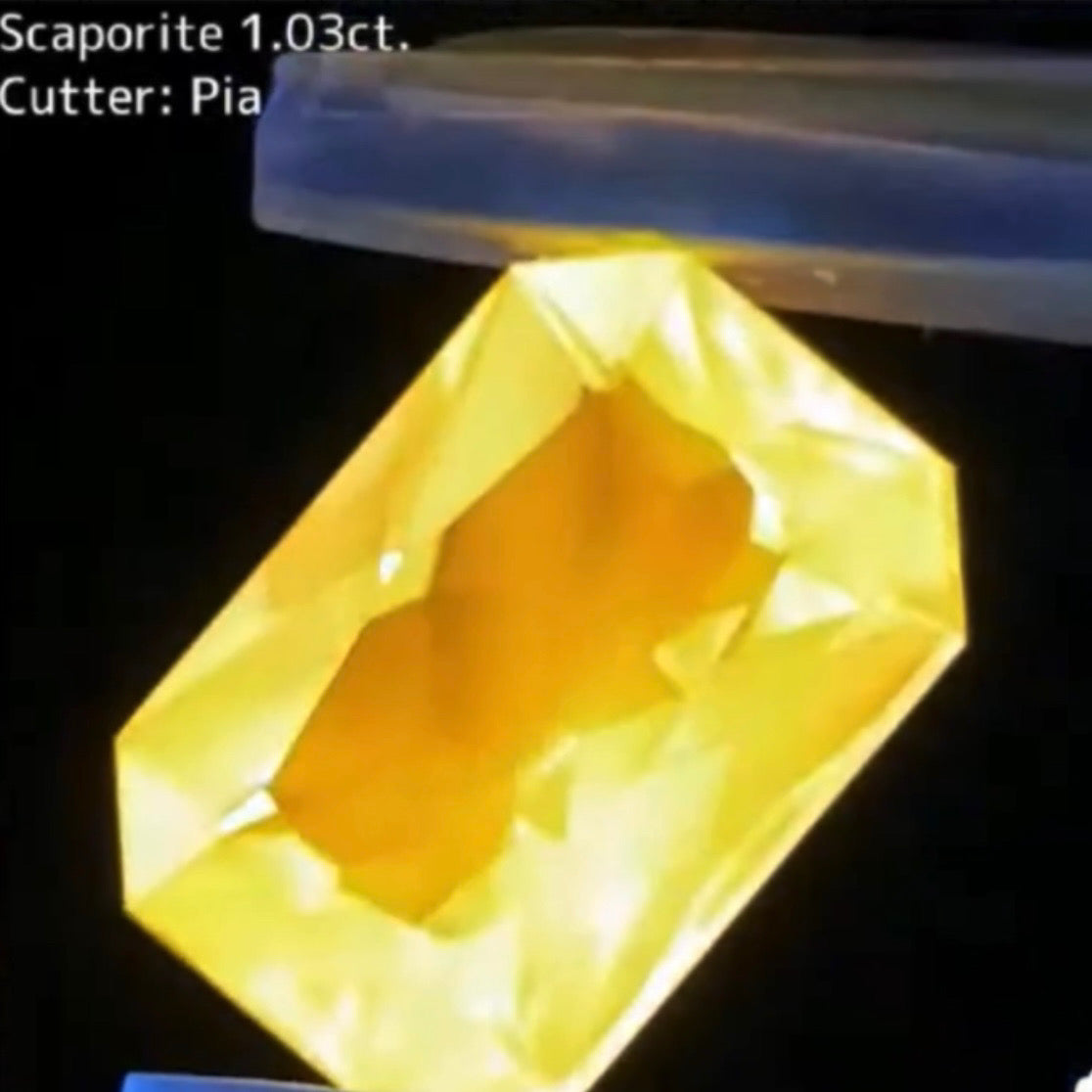 【お客さま専用ページ】ユサ仕入れ🦐強蛍光スキャポライト 1.034ct オクタゴン ピアッちゃん作品