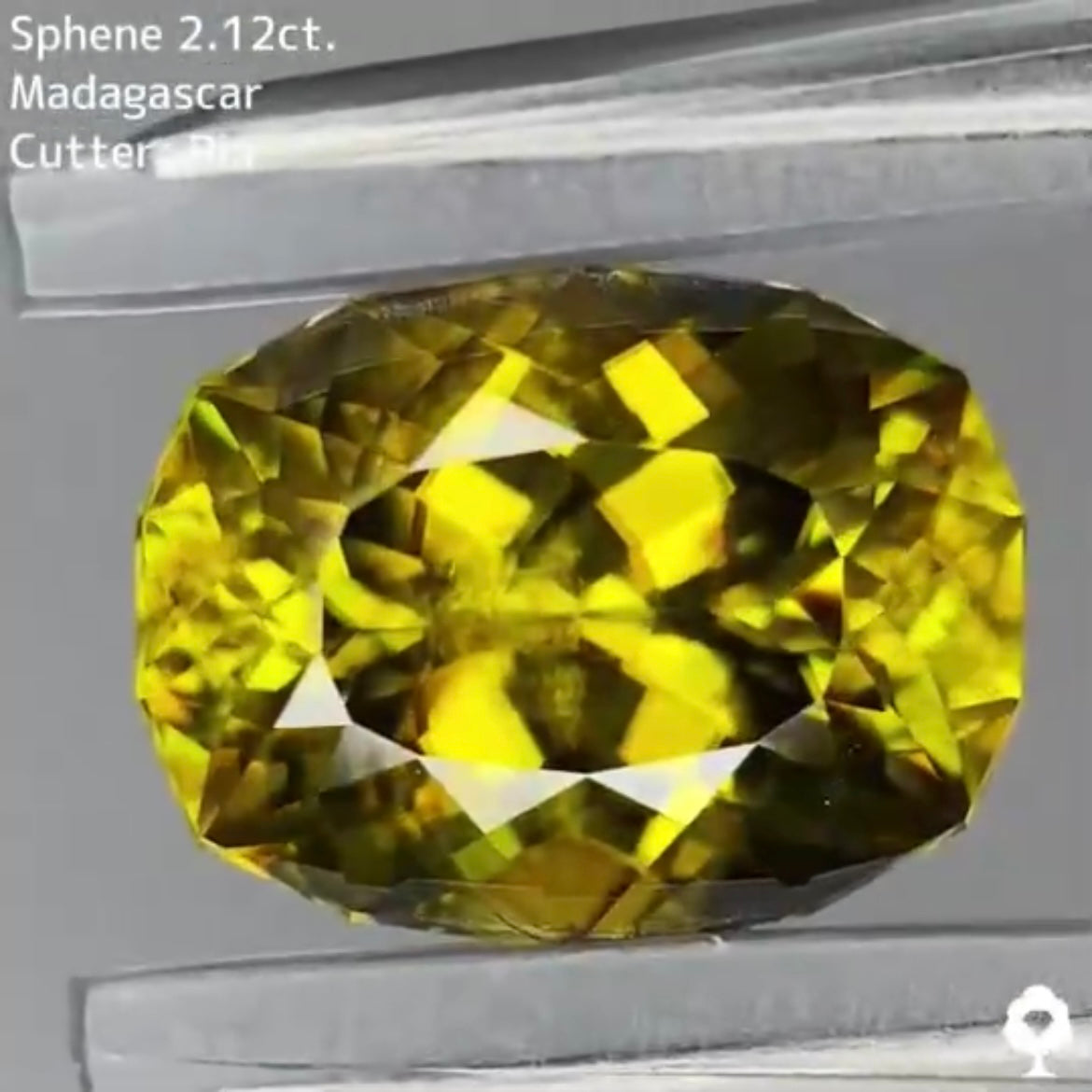 シャープなクッションに仕上げられたグリニッシュゴールド★スフェーン 2.12ct