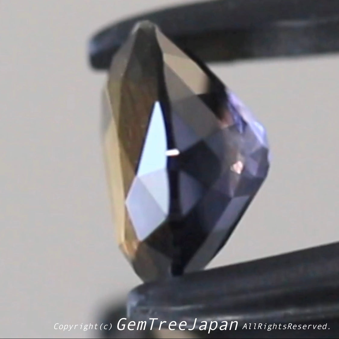 これぞアイオライトの面白さ😄こちらは2.50ct✨“青”特集 & “緑”特集 番外編❗半端ない多色感️👍