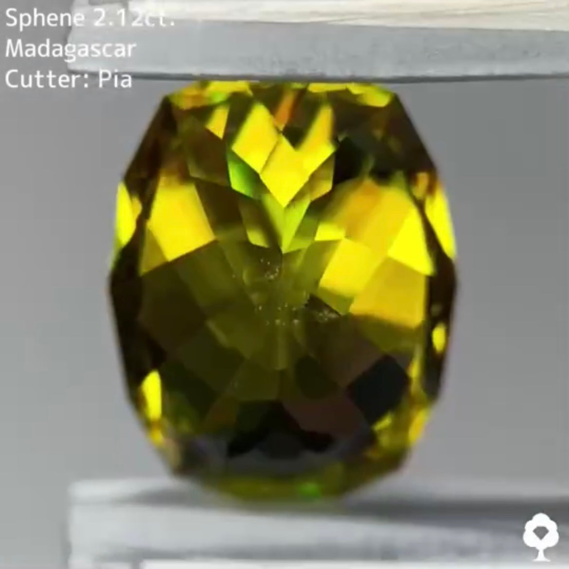 シャープなクッションに仕上げられたグリニッシュゴールド★スフェーン 2.12ct