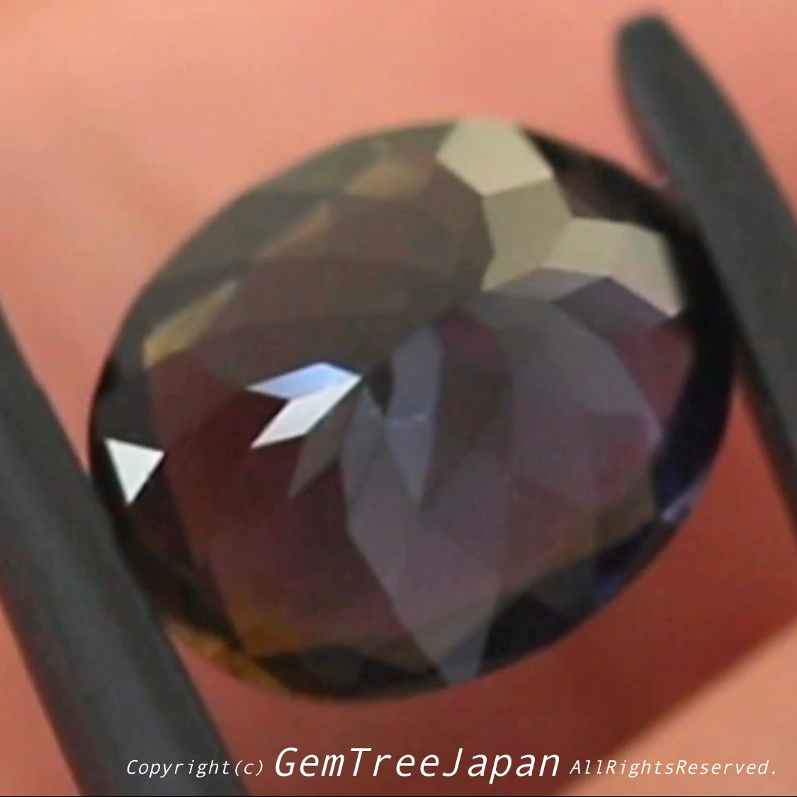 これぞアイオライトの面白さ😄こちらは2.50ct✨“青”特集 & “緑”特集 番外編❗半端ない多色感️👍
