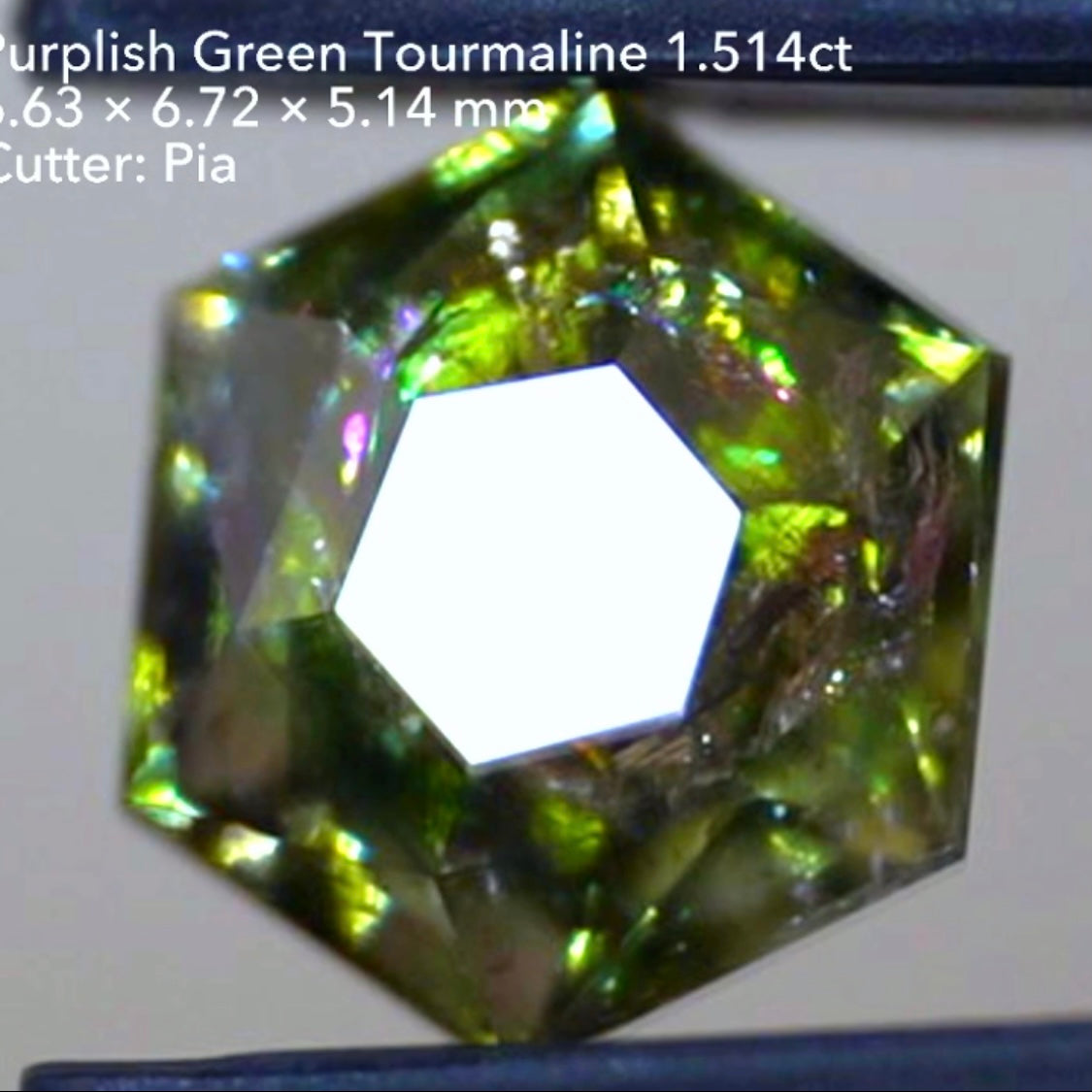 【SOLD OUT】とんでもねぇ虹🌈&“おひねりカット”ヘキサゴン✨パープリッシュグリーントルマリン1.514ct💎ピアッちゃん作品