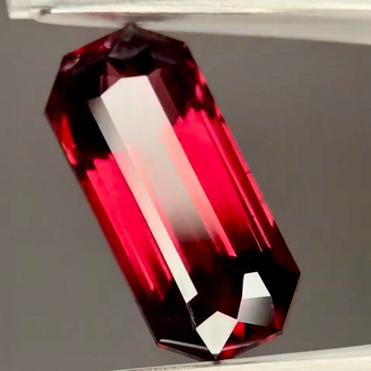 ピアッちゃんの面白いカットに仕上げられた美色レッド★ロードライトガーネット3.503ct ピアッちゃん作品★ハラキリプライス