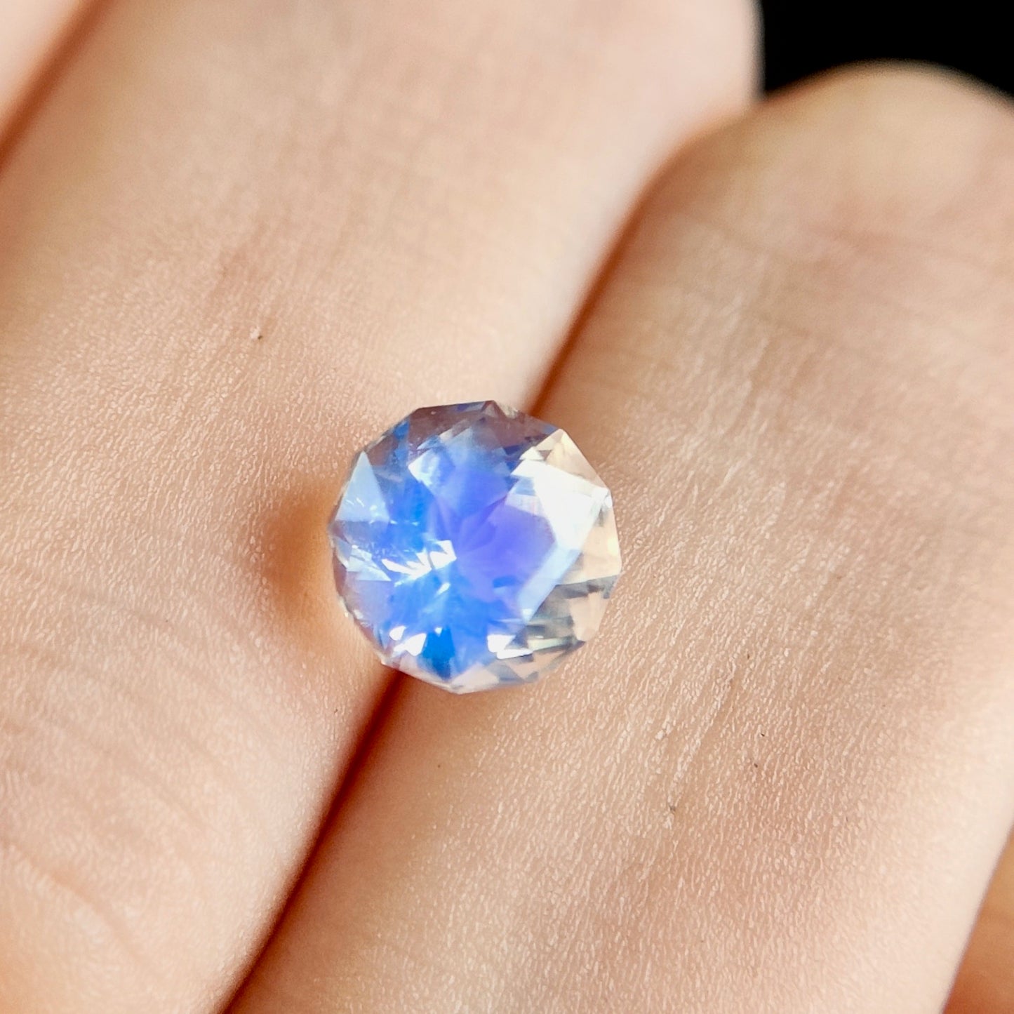 💎✖️6✨宝石形が見えるピアッちゃん新カット💎濃いブルーシラーとともに浮かぶ六芒星テーブル🌟🪐高プロポーションなムーンストーン1.04ct