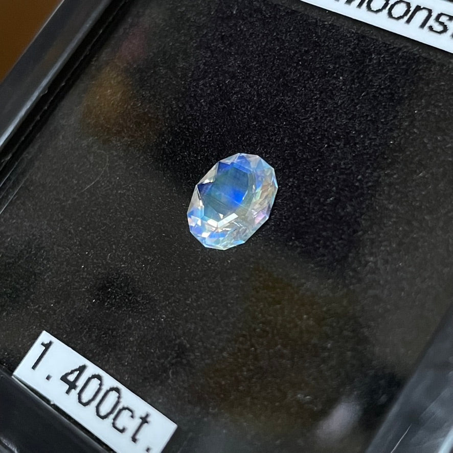 💎✖️8✨宝石形が見えるピアッちゃん新カット💎インクル見えるこの結晶感が幻想的🦄レインボームーンストーン1.400ct