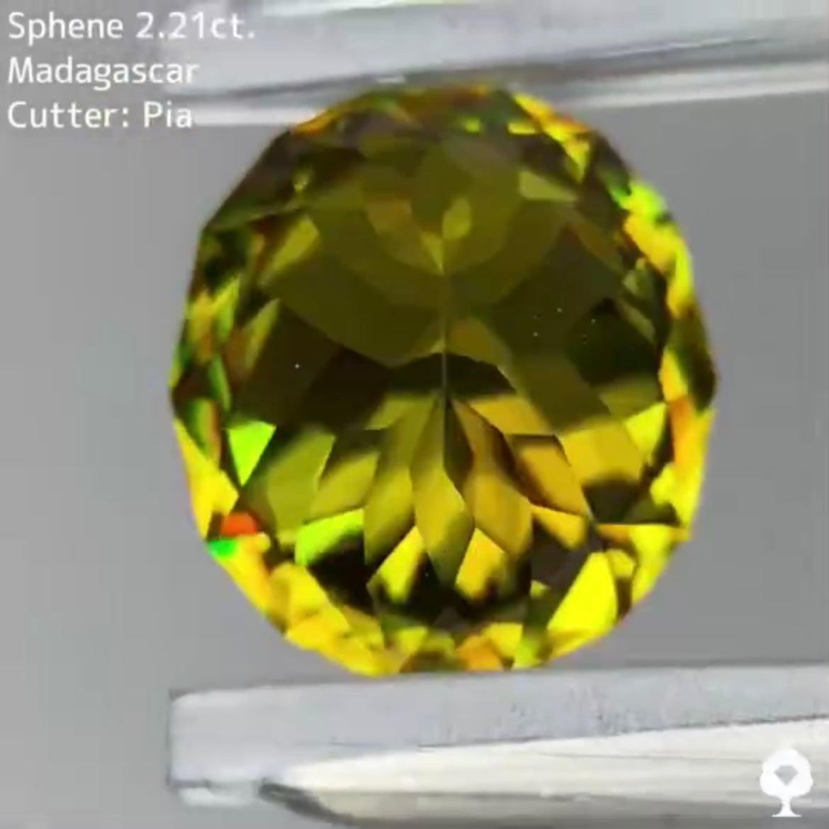 抜群の石質から放たれる煌めきには言葉が出ない★スフェーン 2.21ct ピアッちゃん作品