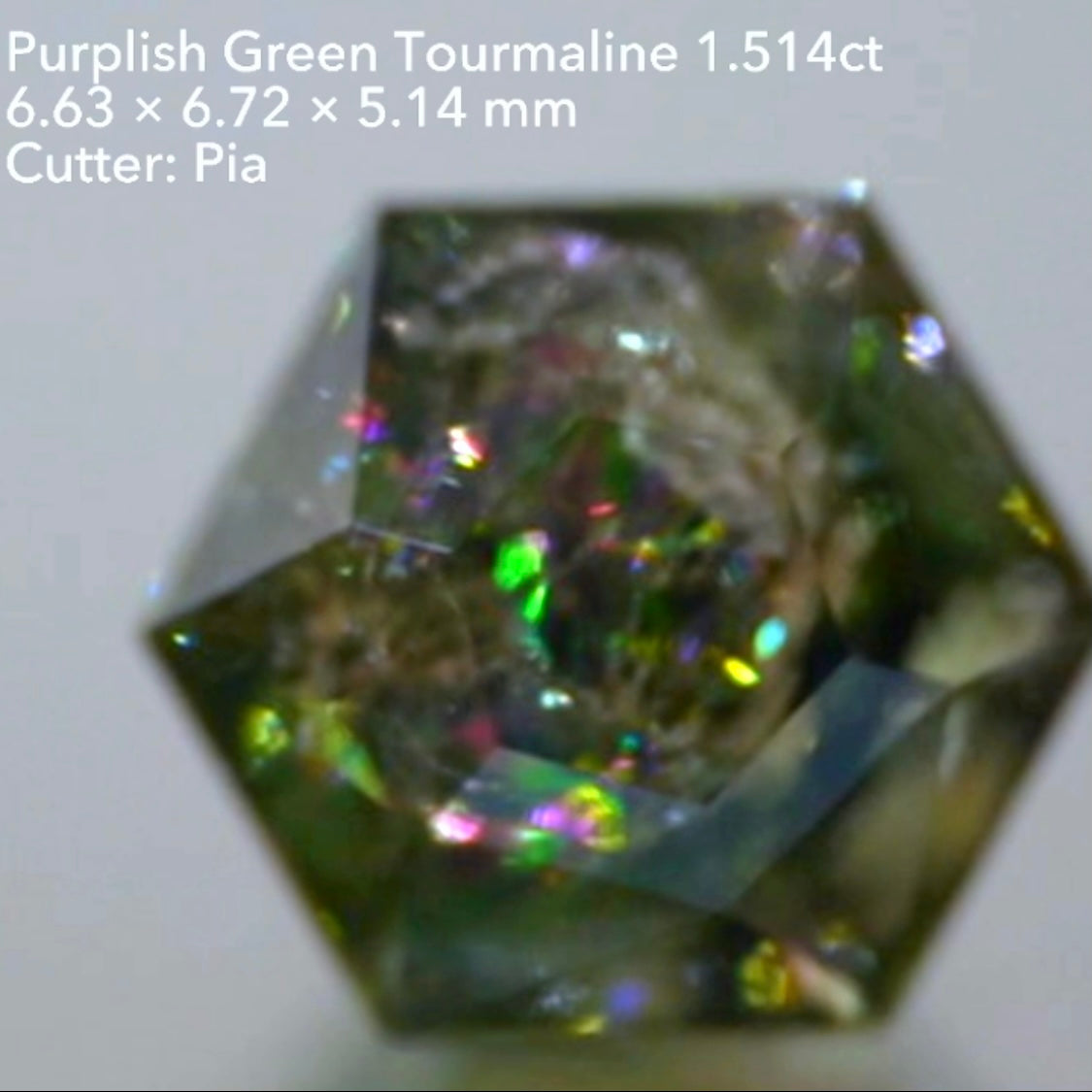 【SOLD OUT】とんでもねぇ虹🌈&“おひねりカット”ヘキサゴン✨パープリッシュグリーントルマリン1.514ct💎ピアッちゃん作品