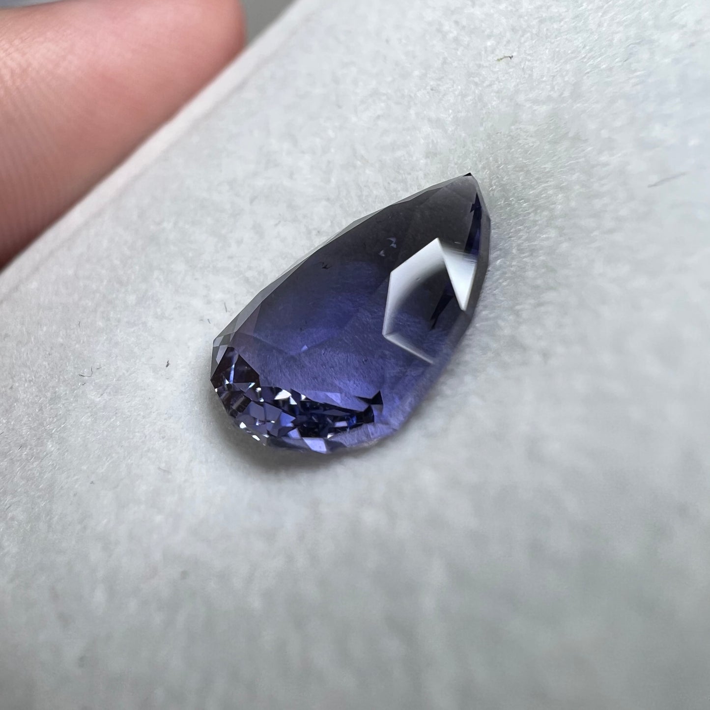 ノリセレクト【ファンシーペアシェイプ】アイオライト 4.181ct