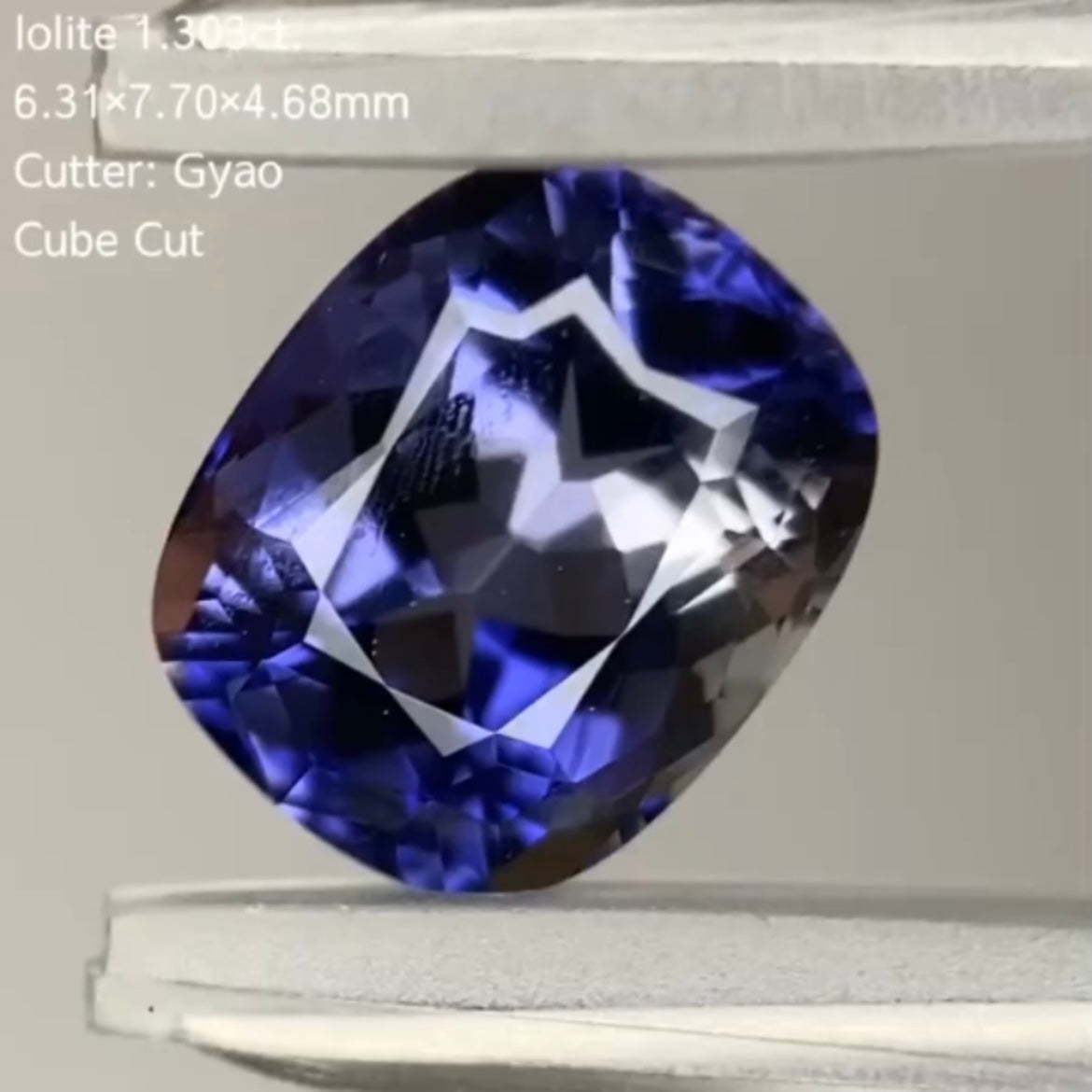 角度でシルバーがカッコイイ👍クッションキューブのアイオライト 1.303ct/ゲオちゃん作品