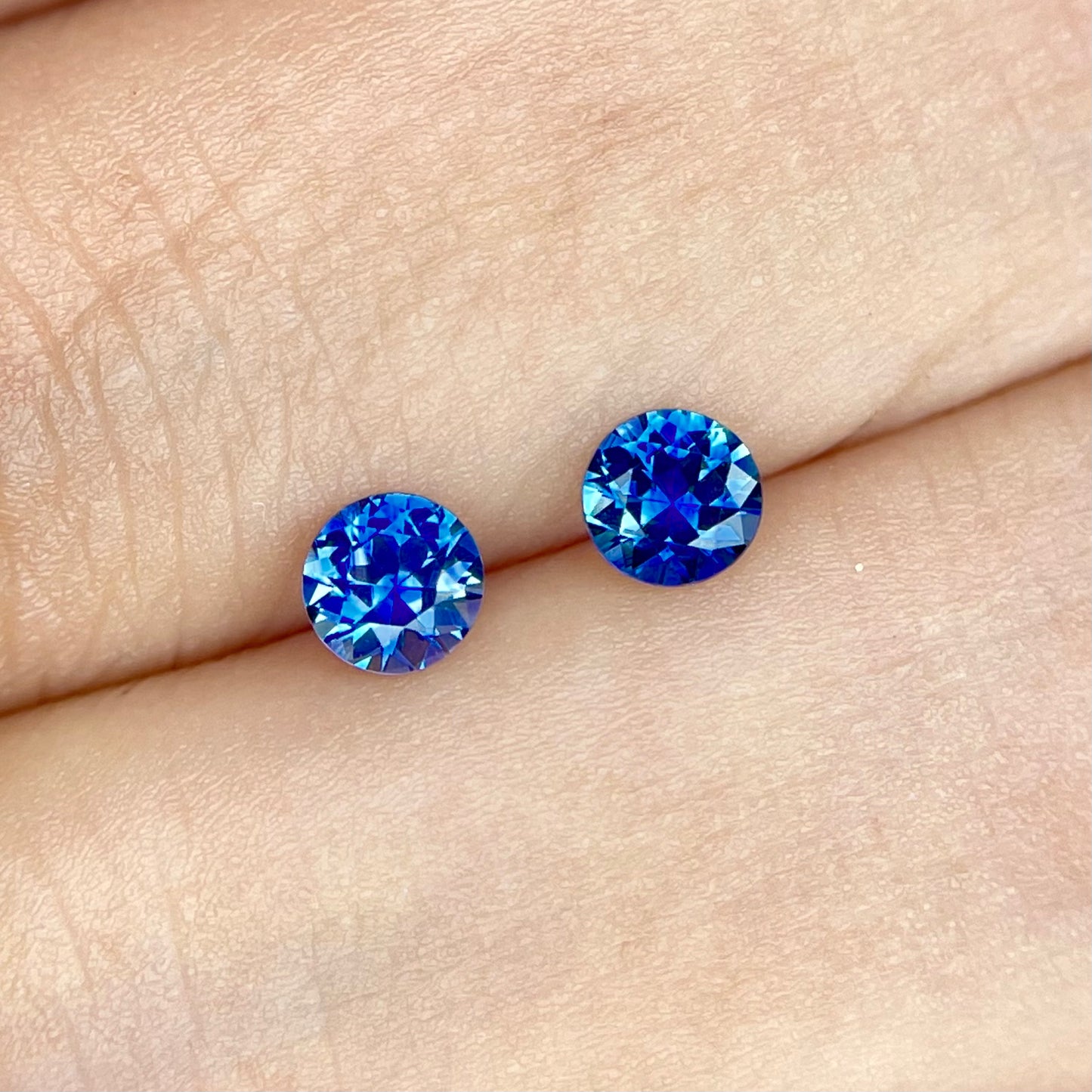 王道ラウンドでお楽しみあれ💙💙💙超イイカラー❣️コーンフラワーブルーサファイア0.212ct/0.216ct⚪️ピアッちゃん作品【コランダム(&スピネル)祭いよいよスタート❗】