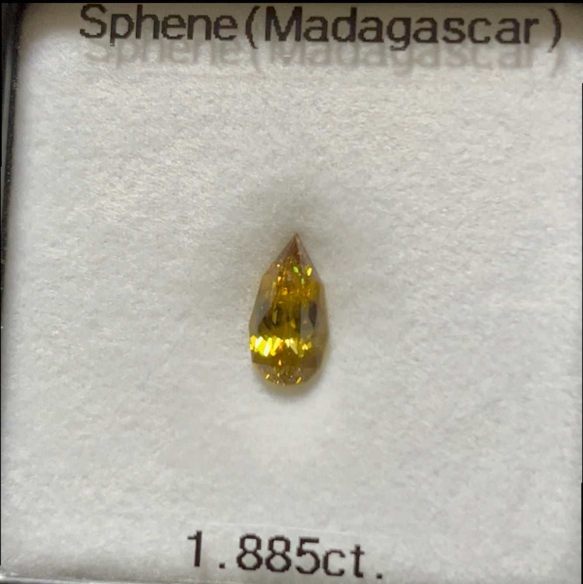 6ctから抽出された鋭くギラめくシャープペアシェイプ★スフェーン1.885ct ピアッちゃん作品★ハラキリプライス
