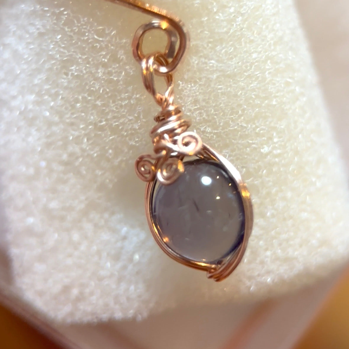 ピアス穴が無くても大丈夫🙆♀️初登場のイヤーカフ♪アイオライト 0.77ct【ねこ石さん🐈ワイヤー巻き作品】