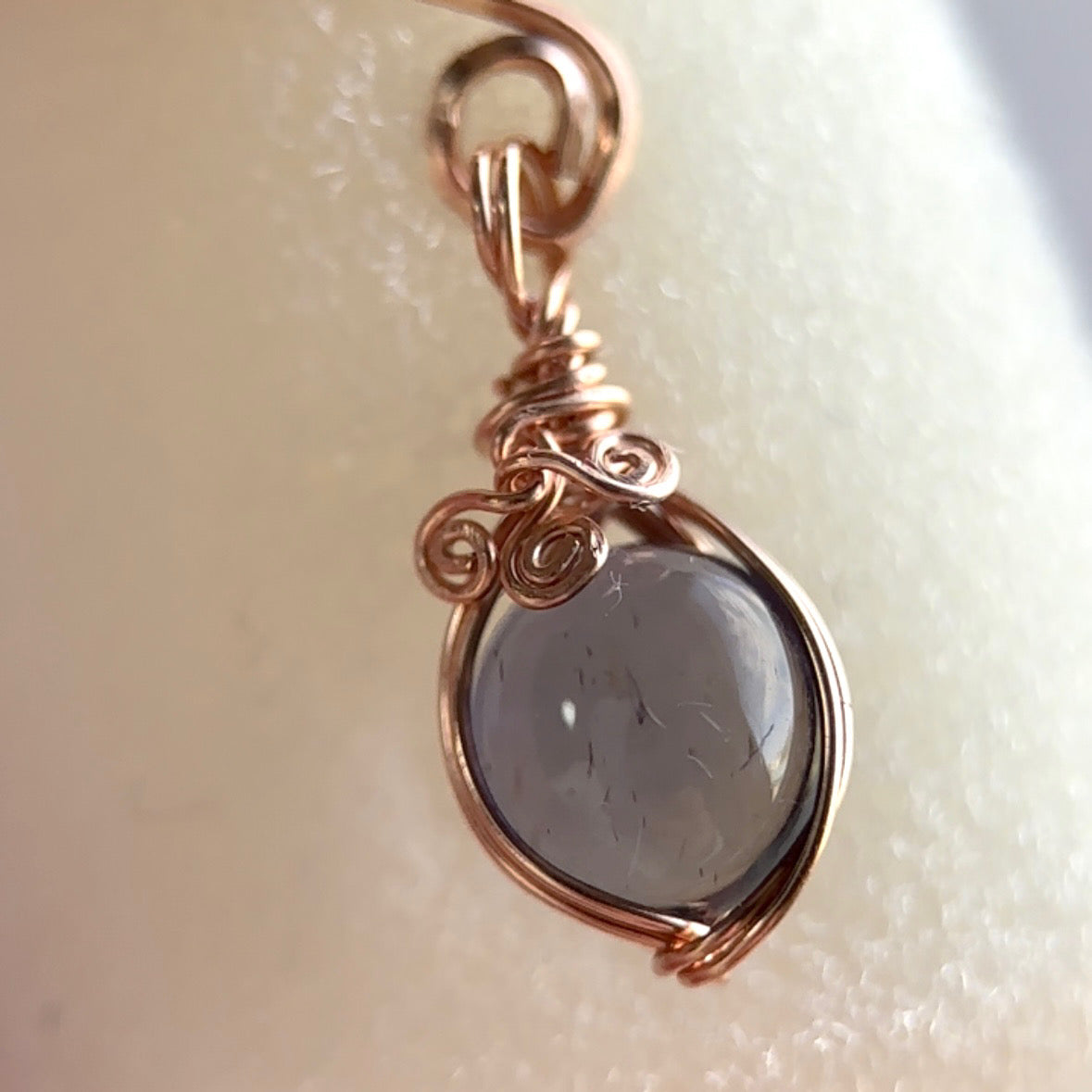 ピアス穴が無くても大丈夫🙆♀️初登場のイヤーカフ♪アイオライト 0.77ct【ねこ石さん🐈ワイヤー巻き作品】