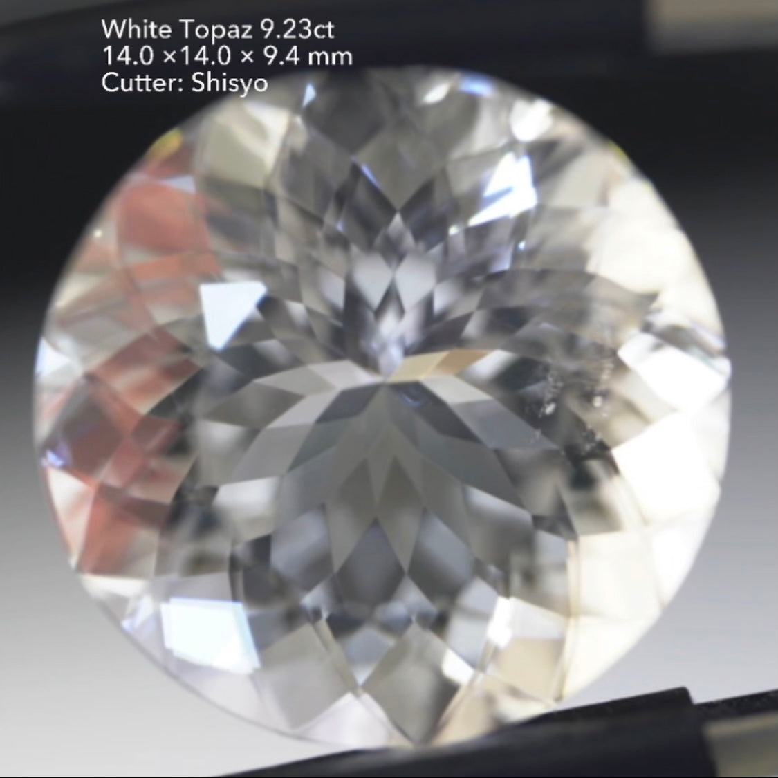 あまりにもキレイなラウンド🌝純白の輝きとフラワーカットが圧巻💎✨🏵ホワイトトパーズ9.23ct